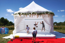 White Wedding Bouncer, Hochzeitshüpfburg, Hochzeit, Hüpfburg SpringDing GbR Hüpfburgverleih Mobiler Hintergrund