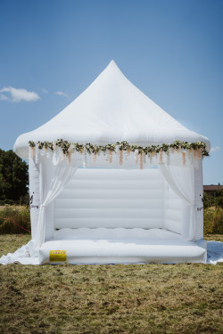 weiß, white, Wedding, Hochzeit, Hochzeitshüpfburg, Blumengirlande, Party, Hüpfburg, mieten, Feier White Wedding Bouncer, Hochzeitshüpfburg mieten. SpringDing GbR