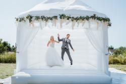 White Wedding Hochzeit Braut 2 SpringDing GbR Hüpfburg Verleih, weiß, white, Wedding, Hochzeit, Hochzeitshüpfburg, Blumengirlande, Party, Hüpfburg, mieten, Feier