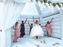 White Wedding, Hochzeitshüpfburg Galerie, Braut, hüpfenm SpringDing GbR Hüpfburgverleih weiß, Brautjungfern, Braut, SpringDing Hüpfburg, Hochzeit, Wedding